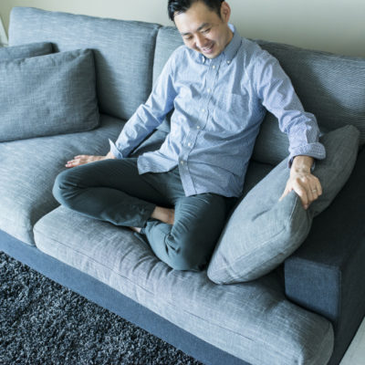 寝転ぶ あぐらをかく 日本人のくつろぎ方に最適な上質ソファ Grva Sofa イズマガ