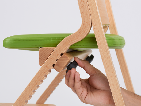 工具不要で座面・足置きは調節可能。