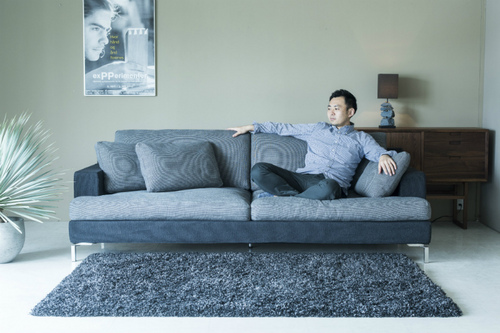 寝転ぶ あぐらをかく 日本人のくつろぎ方に最適な上質ソファ Grva Sofa イズミファニチャー
